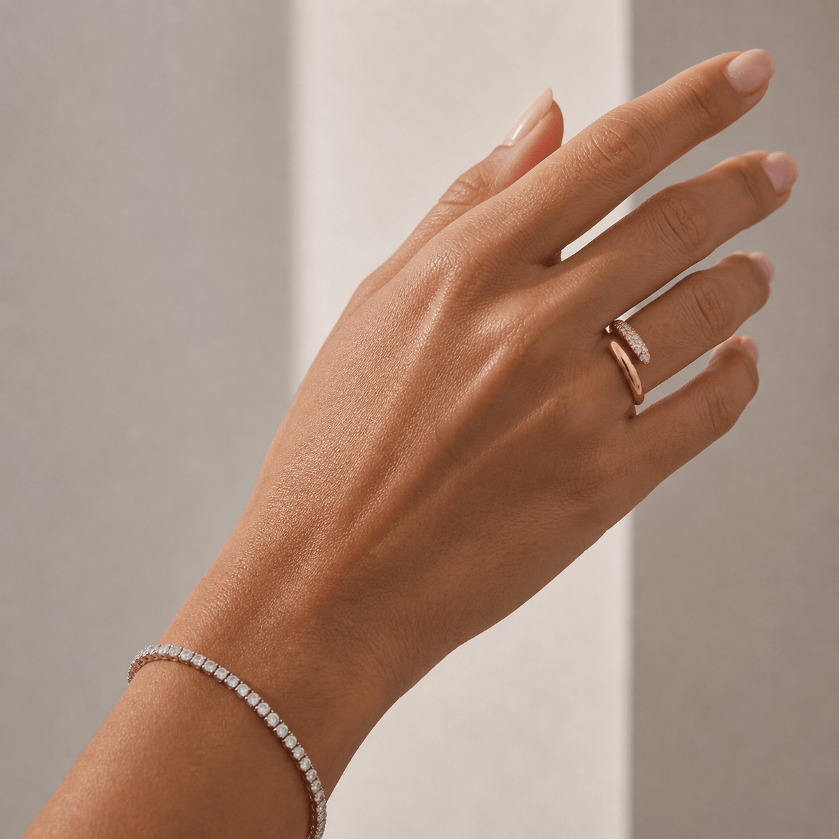 Aurelia | טבעת פתוחה בציפוי זהב 14K משובצת זירקונים – עיצוב יוקרתי ונועז